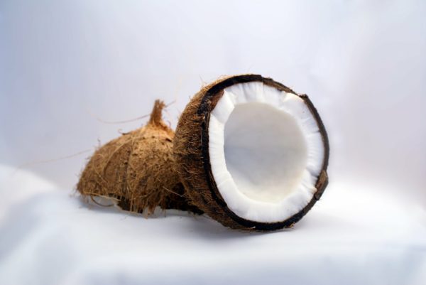 noix de coco pour faire de huile végétale biologique de coco pour faire briller la barbe